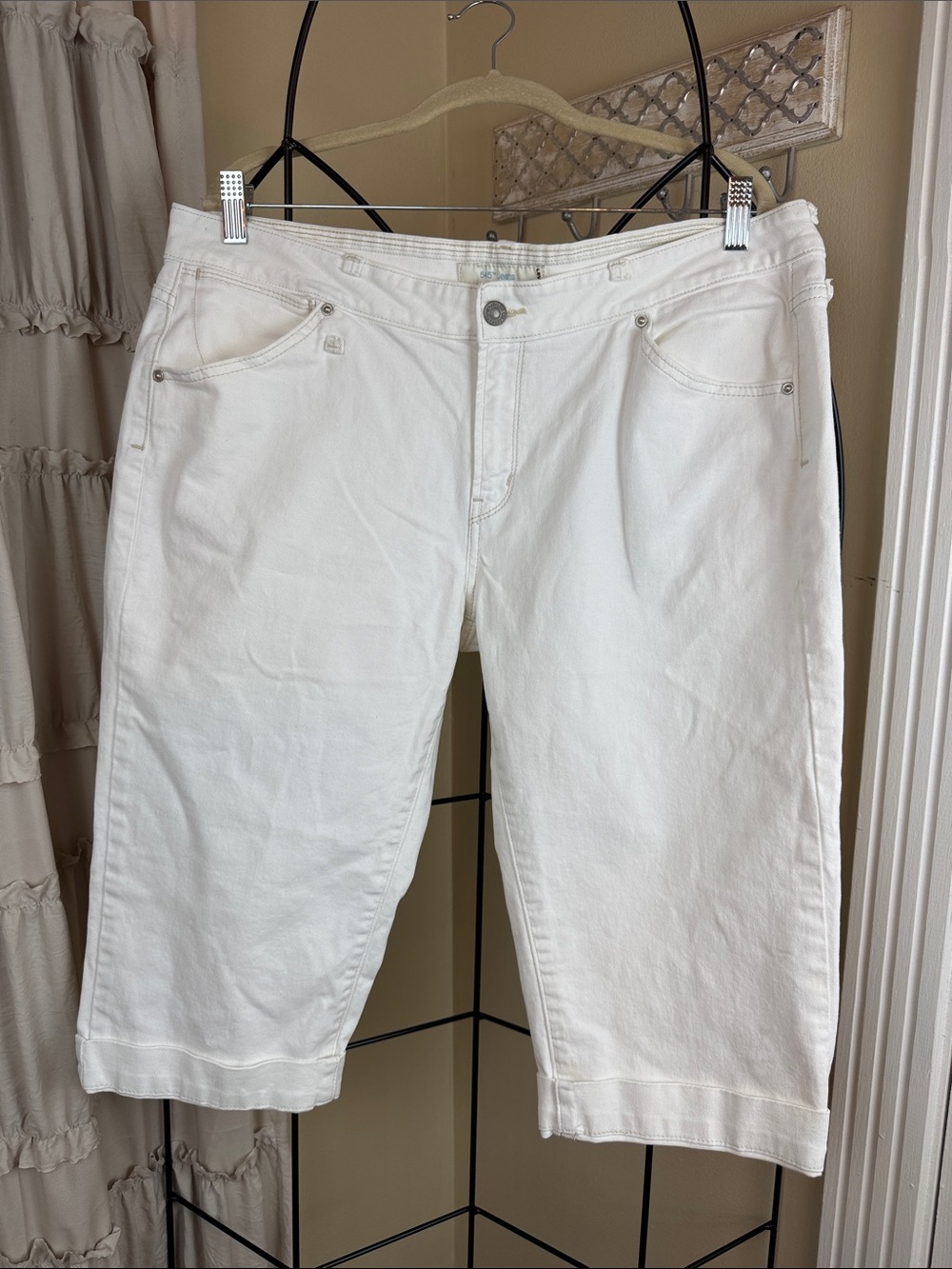 Levi's 545 Cuffed White Denim Capri Pants Women's 16